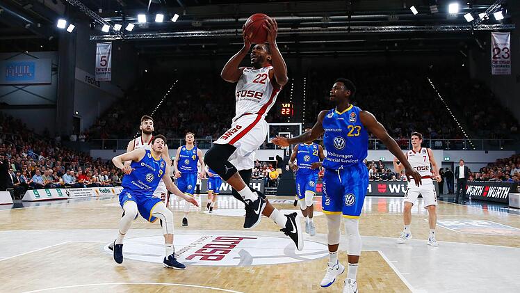 Der am Montagabend sehr agile Jerel McNeal ist am Braunschweiger Carlton Guyton (r.) vorbeigezogen und schließt mit einem Korbleger ab. Foto: Daniel Löb