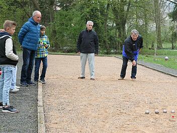 Jeden zweiten Samstag im Monat ab 14 Uhr ist Boccia-Treffen im Stadtsteinacher Stadtpark. Für Wolfgang Hoderlein (rechts) ist das ein Baustein zu seiner Vision Mehrgenerationenpark auf der Grünfläche zwischen Partheimühle und TSV-Gelände. Foto: Klaus Klaschka