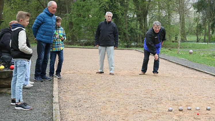 Jeden zweiten Samstag im Monat ab 14 Uhr ist Boccia-Treffen im Stadtsteinacher Stadtpark. Für Wolfgang Hoderlein (rechts) ist das ein Baustein zu seiner Vision Mehrgenerationenpark auf der Grünfläche zwischen Partheimühle und TSV-Gelände. Foto: Klaus Klaschka