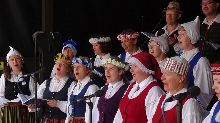 Den weitesten Weg zum Chorfest Coburg hatte der Koris Valmiera aus Lettland, der beim Auftritt auf dem Markt mit seinen schicken Trachten auch viele Blick auf sich zog.Foto: Jochen Berger