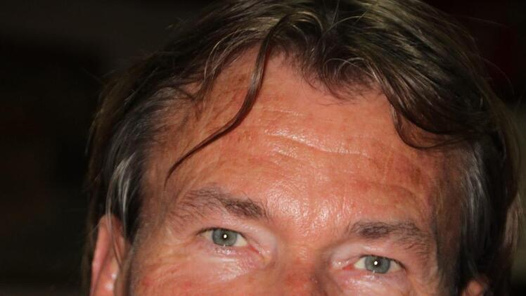 Als Unterstützer der "Alternative für Deutschland" (AfD) saß Klaus Hartmann im Saal. Kritik übte er daran, dass man sich zur Veranstaltung im Vorfeld im Internet habe anmelden müssen [Die Bitte um Anmeldung diente der besseren Planbarkeit und war kein Muss; Anm. d. Red.]. Gerade für ältere Menschen sei das eine Hürde gewesen. "Wir sind die einzige Alternative, die zur Flüchtlingspolitik eine Alternative bietet", meint er und bedauerte, dass das Publikum nicht direkt habe Fragen stellen dürfen...