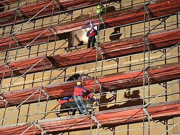 Im Erba-Turm ist am Dienstagabend ein Arbeiter gestürzt und konnte von der Bergwacht gerettet werden. Foto: Ronald Rinklef