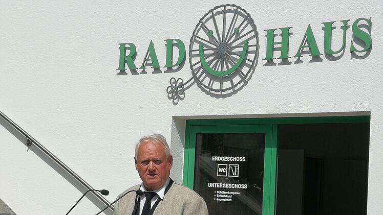 Der Ehrenbürger der Eberner Partnergemeinde Strass im Zillertal, Altbürgermeister Klaus Knapp, bei seiner Dankesrede anlässlich der Verleihung der Ehrenbürgerwürde an ihn Foto: Jürgen Hennemann