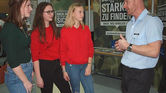 Elly, Eva und Johanna (von links), 10. Klasse des Meranier-Gymnasiums, lie&szlig;en sich von Stabsfeldwebel Martin Erstling &uuml;ber die beruflichen M&ouml;glichkeiten bei der Bundeswehr aufkl&auml;ren. Foto: Alfred Thieret