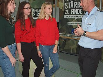 Elly, Eva und Johanna (von links), 10. Klasse des Meranier-Gymnasiums, ließen sich von Stabsfeldwebel Martin Erstling über die beruflichen Möglichkeiten bei der Bundeswehr aufklären. Foto: Alfred Thieret