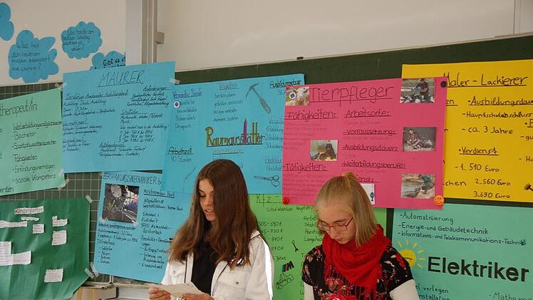 Von ihrem Praktikum berichteten Celine und Lara und stellten die gewählten Berufe vor. Foto: Manfred Mellenthin