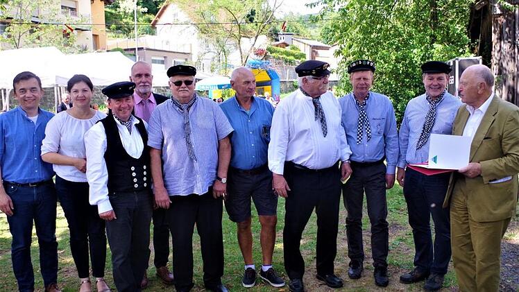 Die Floßvereine aus Wallenfels, Unterrodach, Friesen und Neuses wurden mit dem Landeskundepreis 2019 durch den Landtagspräsidenten a. D. Johann Böhm (rechts) ausgezeichnet worden. Gerd Fleischmann