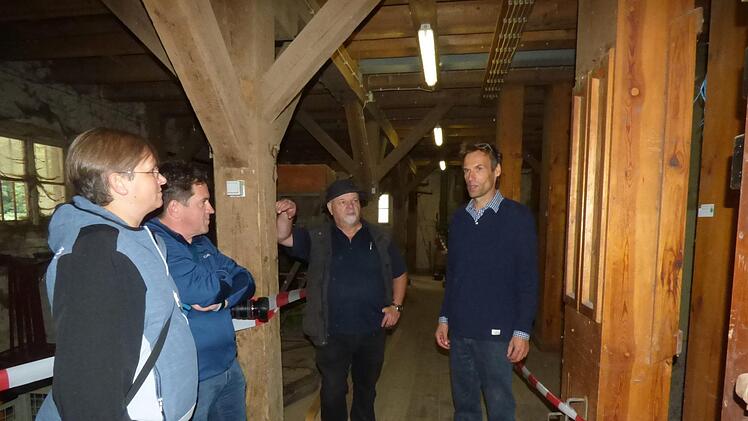 Frank Hertel (r.) und Arno Weihrauch (2. v. r.) erklären den  Besuchern die Arbeitsweisen im ehemaligen Lagerhaus mit Getreidespeicher. Foto: Thomas Weichert