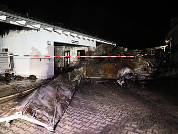 Zwei Fahrzeuge bei Garagenbrand komplett ausgebrannt