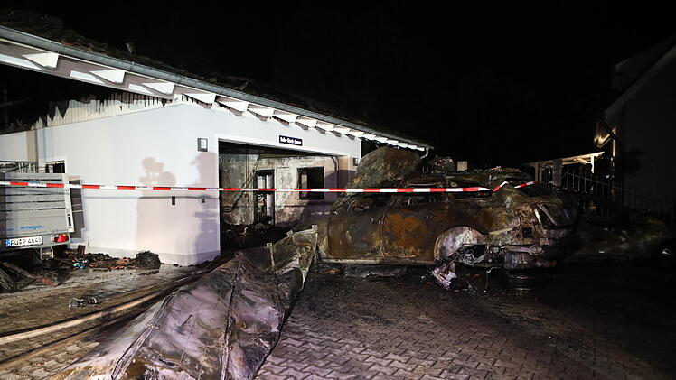 Zwei Fahrzeuge bei Garagenbrand komplett ausgebrannt