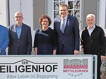 Vertriebenenbeauftragte Petra Loibl, MdL, mit Bildungsmanager Ulrich Rümenapp, Schatzmeister Robert Wild, Stiftungsdirektor Steffen Hörtler und Studienleiter Gustav Binder (von links) vor dem Heiligenhof