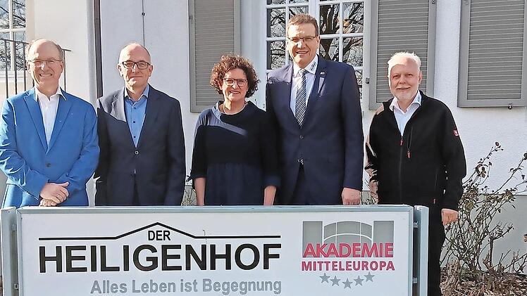 Vertriebenenbeauftragte Petra Loibl, MdL, mit Bildungsmanager Ulrich Rümenapp, Schatzmeister Robert Wild, Stiftungsdirektor Steffen Hörtler und Studienleiter Gustav Binder (von links) vor dem Heiligenhof