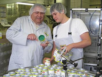 Der Produktionsleiter von Wela, Harald Fehn, erklärt seinem Auszubildenden Julian Reuther (li.), was man bei einer Kontrolle alles beachten muss.  Foto: Veronika Schadeck