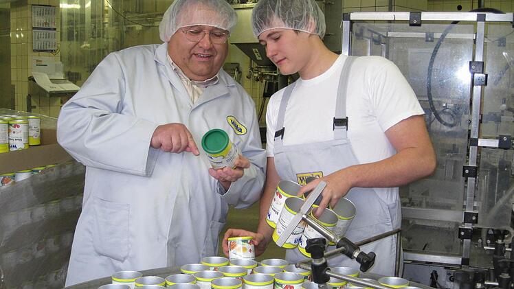 Der Produktionsleiter von Wela, Harald Fehn, erklärt seinem Auszubildenden Julian Reuther (li.), was man bei einer Kontrolle alles beachten muss.  Foto: Veronika Schadeck