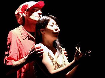Martin Ganthaler als Hundertwasser und Hiroko Takeuchi als Muse in "The Play Of Songs" Foto: Pygmalion Theater