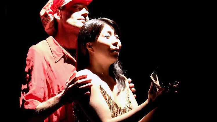Martin Ganthaler als Hundertwasser und Hiroko Takeuchi als Muse in "The Play Of Songs" Foto: Pygmalion Theater