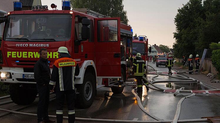 Am Dienstagnachmittag (06.08.2013) kam es in Aha zu einem Vollbrand einer Scheune. Der Brand wurde durch einen Blitzschlag ausgeloest. In der Scheune befanden sich zahlreiche Rinder, die aber noch rechtzeitig aus den Flammen befreit werden konnten. Personen kamen nach ersten Aussagen nicht zu Schaden. Insgesamt waren 150 Feuerwehrleute im Einsatz. Foto: News5 / Goppelt