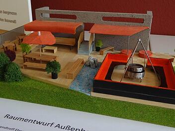 Eine grüne Oase für den Jugendtreff: Christoph Skudlareck und Bastian Zöller haben den Außenbereich des Jugendtreffs neu geplant und dabei kein Detail vergessen. Er soll zum Spielen, Ausruhen, Grillen und Beisammensein genutzt werden. Der Balkon könnte neue Platzverhältnisse schaffen. Fotos: Johanna Eckert