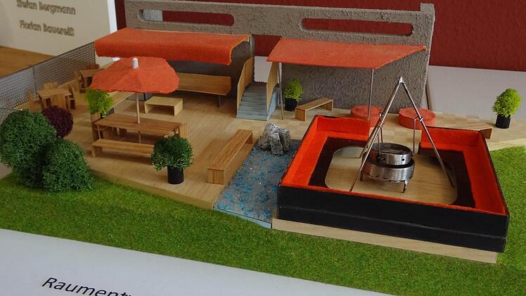 Eine grüne Oase für den Jugendtreff: Christoph Skudlareck und Bastian Zöller haben den Außenbereich des Jugendtreffs neu geplant und dabei kein Detail vergessen. Er soll zum Spielen, Ausruhen, Grillen und Beisammensein genutzt werden. Der Balkon könnte neue Platzverhältnisse schaffen. Fotos: Johanna Eckert