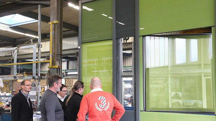 Besprechung an der Musterfassade in der Coburger Fertigungshalle.