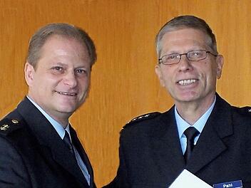 Bodo Pahl (rechts ) wurde von Polizeioberrat Ralf Wiegand in den Ruhestand verabschiedet. Foto: privat