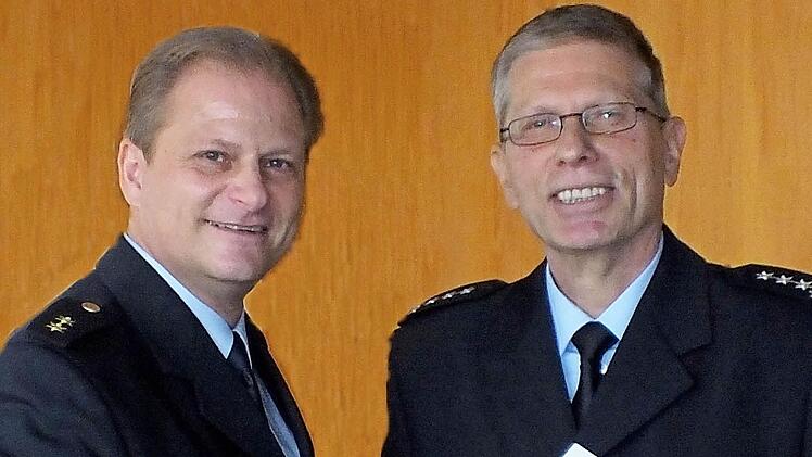Bodo Pahl (rechts ) wurde von Polizeioberrat Ralf Wiegand in den Ruhestand verabschiedet. Foto: privat