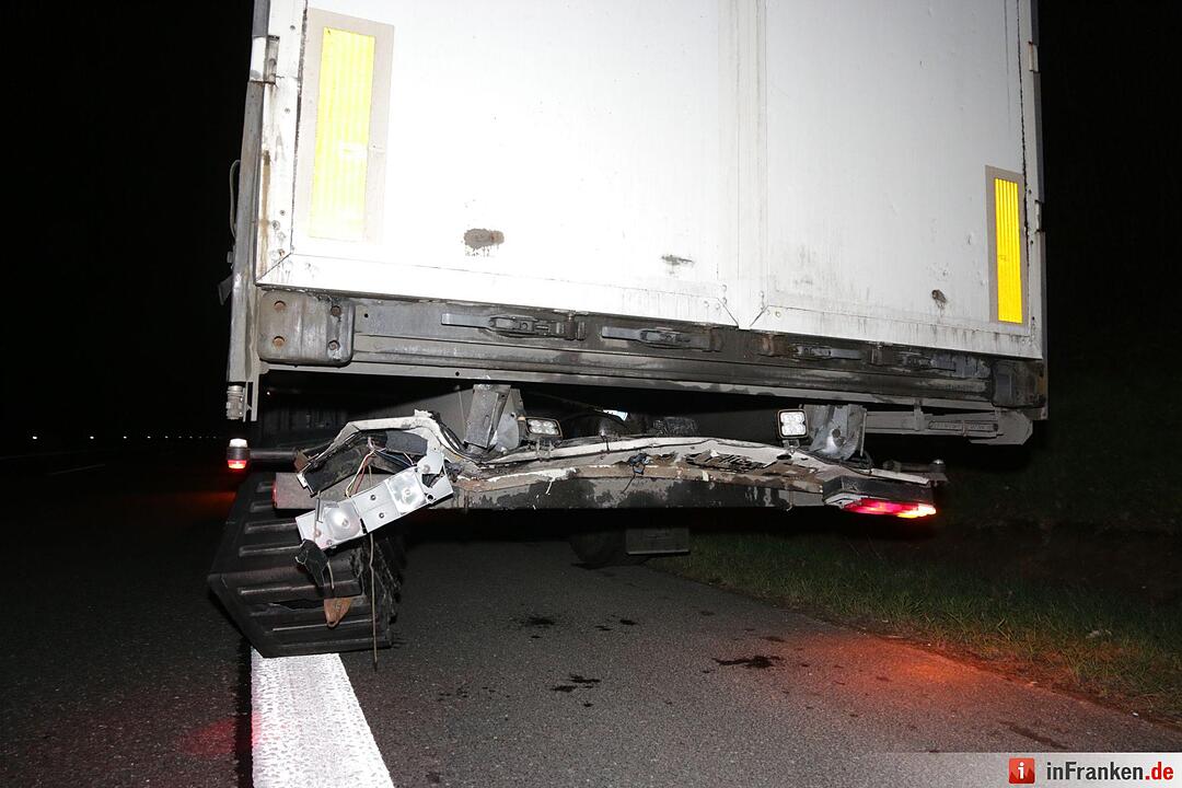 Pkw prallt gegen Lkw: Unfall auf A70