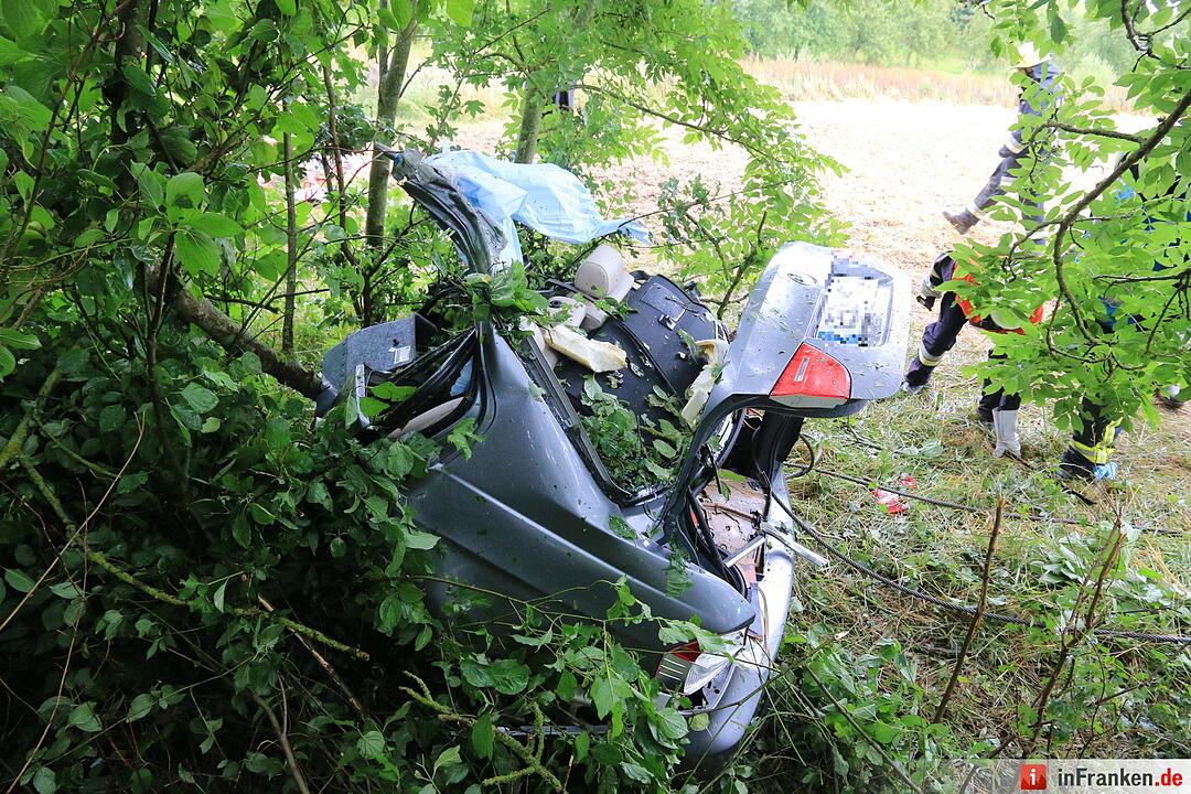 Fahrzeug bei Unfall in Frankenwinheim komplett zerstört