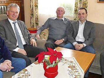 Hans Hartmann (Mitte) feierte 75. Geburtstag. Zu den Gratulanten zählten (von links) Rainer Lauterbach, Bürgermeister Werner Diersch, der Vorsitzende der Kulmbacher Feldgeschworenenvereinigung, Heinz Mösch, und Adolf Lauterbach. Foto: Dieter Hübner