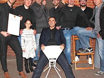 Die Stammtischler mit Ehrenmitglied Romy freuen sich über die Ehrenurkunde der Gemeinde. Foto: J. Blum