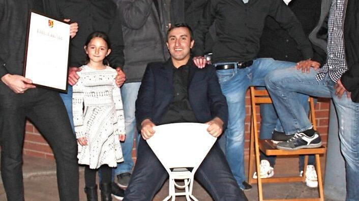 Die Stammtischler mit Ehrenmitglied Romy freuen sich über die Ehrenurkunde der Gemeinde. Foto: J. Blum