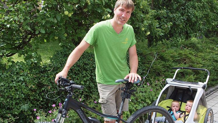 Kreisfachberater Michael Stromer besuchte die Sonnentage mit seinem E-Bike, wobei er seine einjährigen Zwillinge im Anhänger mitführte.