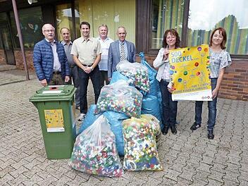 Kerstin Pittroff und Anja Vogel (von rechts) stellten das Plakat des Kronacher "500 Deckel"-Projekts vor, das auch im Landkreis Kulmbach Schule machen soll. In Marktleugast wurden schon mal Tausende Plastikdeckel gesammelt, die (von links) Siegfried Sesselmann, Günther Nohynek, Marc Hartenberger, Klaus Stengl und Bürgermeister Franz Uome verluden. Foto: Klaus-Peter Wulf