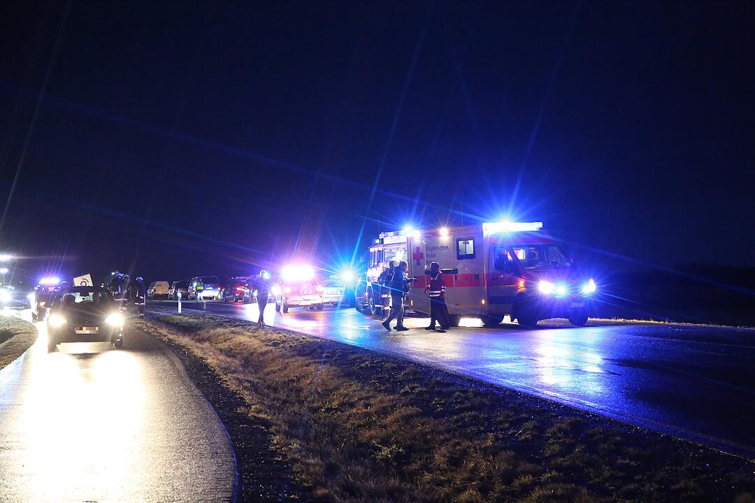 Kreis Kronach: Frontalzusammenstoß mit Lkw - Mutter und zwei Kinder teils schwer verletzt