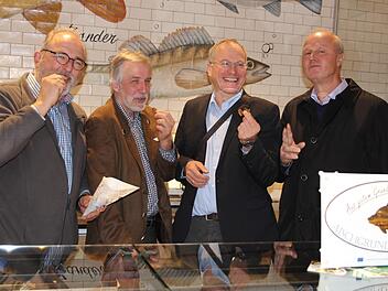 Genießen die Karpfenchips aus echtem Aischgründer Spiegelkarpfen: Matthias Zwingel (Betreiber Rewe-Markt), Walter Jakob (Vorsitzender Teichgenossenschaft), Martin Oberle (Außenstelle für Karpfenteichwirtschaft) und Bürgermeister Gerald Brehm (Vorsitzender Karpfenland Aischgrund e.V.)  Foto: Karina Brock