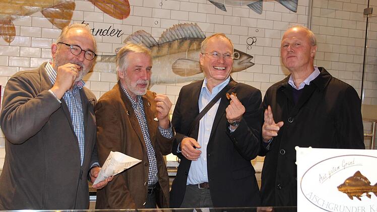 Genießen die Karpfenchips aus echtem Aischgründer Spiegelkarpfen: Matthias Zwingel (Betreiber Rewe-Markt), Walter Jakob (Vorsitzender Teichgenossenschaft), Martin Oberle (Außenstelle für Karpfenteichwirtschaft) und Bürgermeister Gerald Brehm (Vorsitzender Karpfenland Aischgrund e.V.)  Foto: Karina Brock
