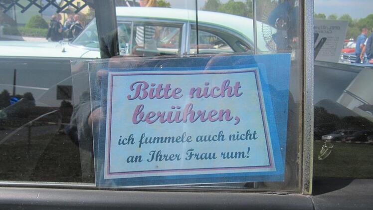 Witziges  Bitte-nicht-berühren-Schild an einem GM Oldsmobile