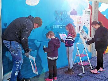 Jugendarbeit kann im Moment vielerorts nur im Freien stattfinden und da auch nur mit weniger und angemeldeten Teilnehmern und mit Mund-Nasen-Bedeckung, so wie hier bei einem Graffiti-Workshop.  Fotos: Andrea Spörlein