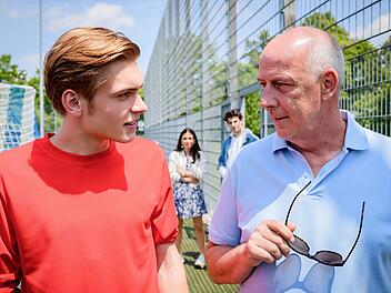 Mario Basler, rechts, mit Aurel Klug, spielt eine Gastrolle in der ARD-Telenovela "Sturm der Liebe".