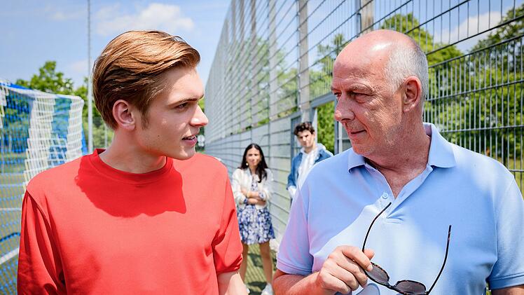 Mario Basler, rechts, mit Aurel Klug, spielt eine Gastrolle in der ARD-Telenovela "Sturm der Liebe".