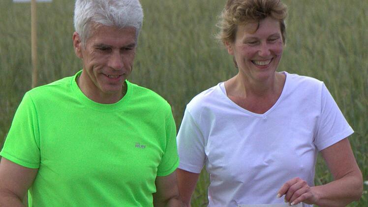 Das Ehepaar Heike und Bernhard Sterk walkt nur aus Spaß an der Freude - aber dennoch mit großem Erfolg. Fotos: Thomas Siegfried