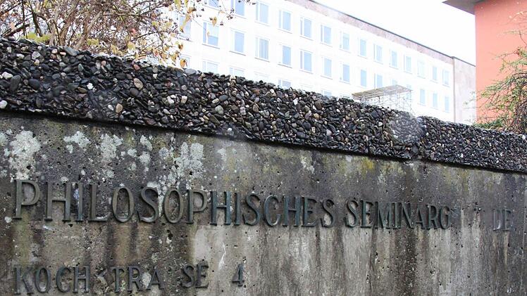 Sichtlich in die Jahre gekommen: Das Schild der "Philosophischen Seminargebäude" in der Kochstraße in Erlangen. Im Hintergrund der marode Bau. Foto: Christian Bauriedel