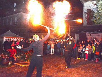 Mit einer Feuershow zog der mittelalterliche Markt viele Besucher an. Foto: Gerhard Schmidt