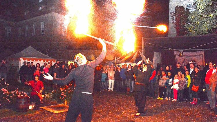 Mit einer Feuershow zog der mittelalterliche Markt viele Besucher an. Foto: Gerhard Schmidt