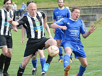 Zweikampf der Spielertrainer: Oliver Scholz vom SV Albertshausen (am Ball) und Daniel Six (SV Ramsthal II). Christian Finger (links) und Thomas Simon (hinten) beobachten gespannt. Foto: ssp