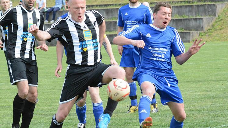 Zweikampf der Spielertrainer: Oliver Scholz vom SV Albertshausen (am Ball) und Daniel Six (SV Ramsthal II). Christian Finger (links) und Thomas Simon (hinten) beobachten gespannt. Foto: ssp