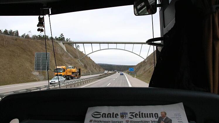 Die Brücke "Thüringer Tor" ist ein markanter Punkt auf der Autobahn A 71.