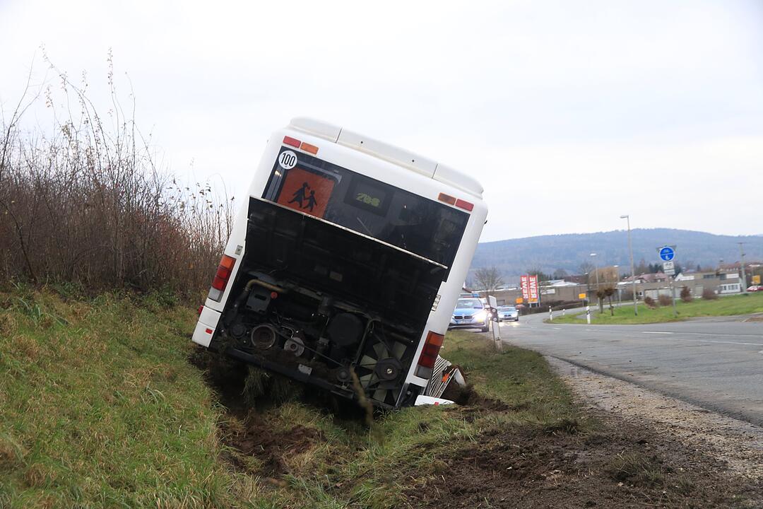 Oberfranken: Schulbus kommt von Straße ab