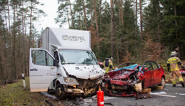 Fürth: Schwerer Unfall - Feuerwehr muss Frau befreien