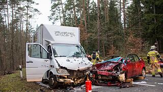 Fürth: Schwerer Unfall - Feuerwehr muss Frau befreien